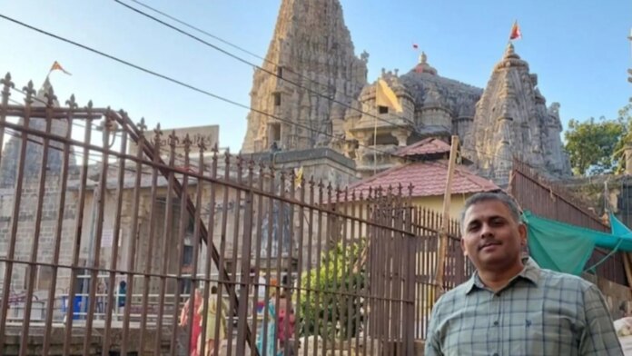 2iecnrc8_gujarat-temple-cops-harass-couple-daughter_625x300_19_May_26.jpg