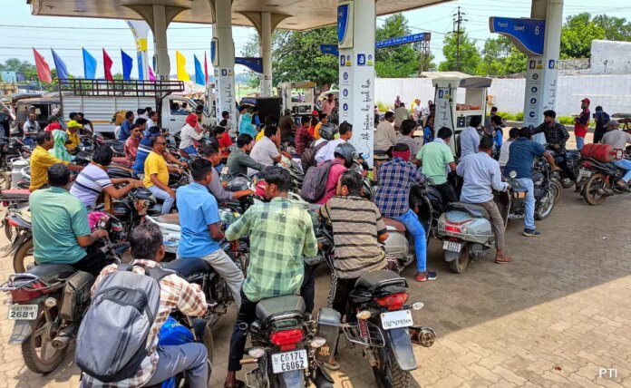 2o8lqsdk_petrol-prices_625x300_15_May_26.jpeg