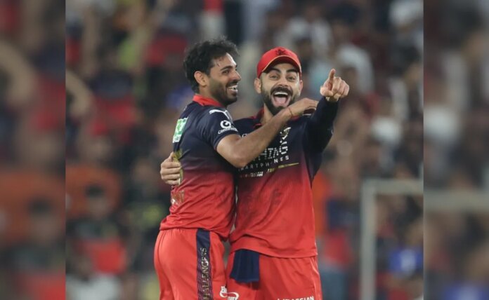 6eosfso4_virat-kohli-and-bhuvneshwar-kumar_625x300_10_May_26.jpg