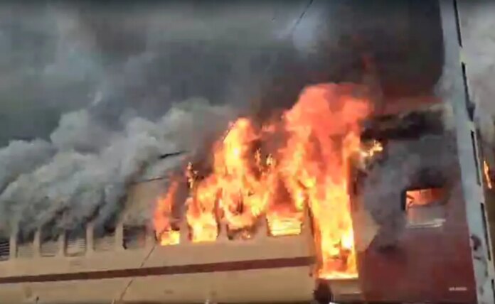 8b92nv48_bihar-train-fire_625x300_18_May_26.jpg