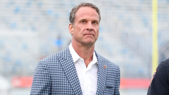 lane-kiffin-looks-on.jpg