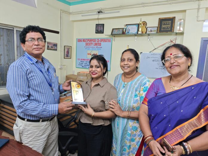 রেড-লাইট এলাকার শিক্ষার্থীদের কৃতিত্বে সম্মাননা-