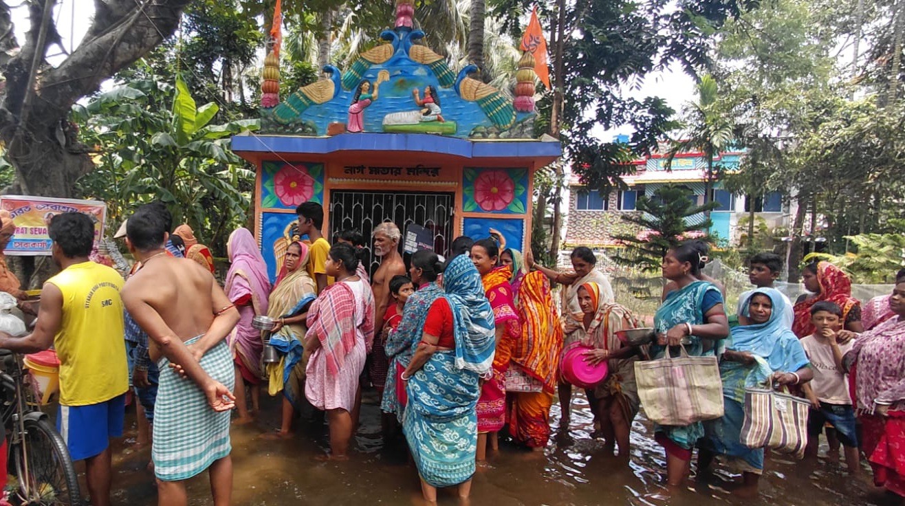 বন্যার্তদের পাশে ভারত সেবাশ্রম সংঘ, মেদিনীপুর থেকে অসম চলছে ত্রাণ ও পুনর্বাসনের কাজ