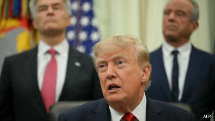 us president donald Trump Extends H-1B Visa Restrictions, 100,000 dollars Fee Plan By Another Year us president donald Trump Extends H-1B Visa Restrictions, 100,000 dollars Fee Plan By Another Year