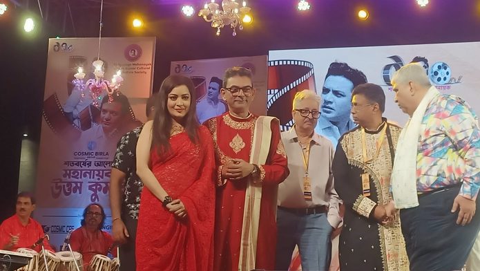 টালিগঞ্জ মহানায়ক উত্তম কুমার কালচারাল অ্যান্ড ওয়েলফেয়ার সোসাইটির উদ্যোগে মহানায়ক উত্তম কুমারের চিরন্তন স্মৃতির প্রতি বর্ণাঢ্য শ্রদ্ধার্ঘ্য