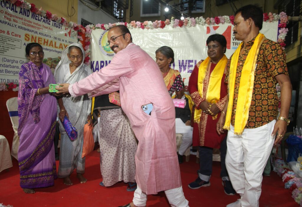 দেবীপক্ষের শুরুতেই ৭৫০ জনকে বস্ত্র বিতরণ, মানবিক উদ্যোগ আইনজীবী অনিল কুমার দাসের ট্রাস্টের* দেবীপক্ষের শুরুতেই ৭৫০ জনকে বস্ত্র বিতরণ, মানবিক উদ্যোগ আইনজীবী অনিল কুমার দাসের ট্রাস্টের*