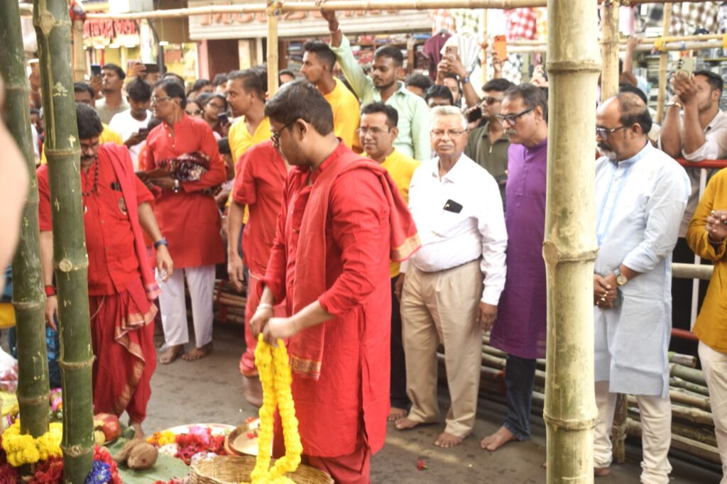মন্দির প্রাঙ্গণে কাঠামো পুজোর মধ্যে দিয়ে ১০৩ বছরের পুজোর প্রস্তুতি শুরু হল। মন্দির প্রাঙ্গণে কাঠামো পুজোর মধ্যে দিয়ে ১০৩ বছরের পুজোর প্রস্তুতি শুরু হল।